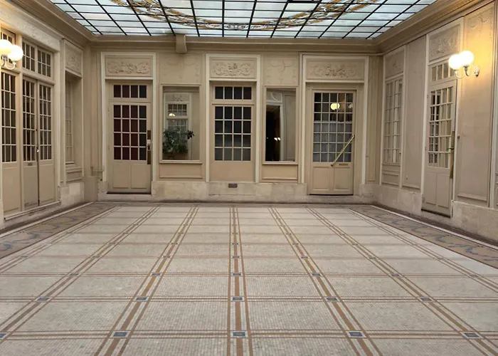 Place A 2 Minutes Du Musee Louvre Vivez A Pied Homestay Paris